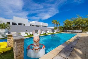 Unique Modern 4BR w Large Private Pool Mini Golf