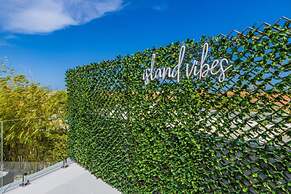 Unique Modern 4BR w Large Private Pool Mini Golf