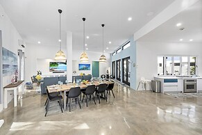 Unique Modern 4BR w Large Private Pool Mini Golf