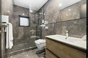 Unique Modern 4BR w Large Private Pool Mini Golf