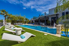 Unique Modern 4BR w Large Private Pool Mini Golf