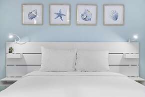 Unique Modern 4BR w Large Private Pool Mini Golf