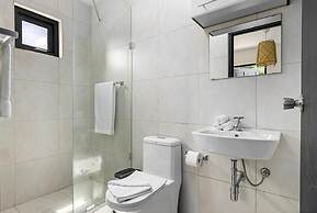 Unique Modern 4BR w Large Private Pool Mini Golf