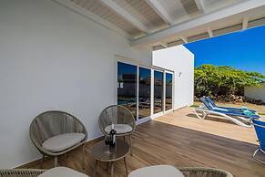 Brand NEW Modern 3ba3ba Villa With Pool and Patio