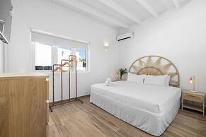 Brand NEW Modern 3ba3ba Villa With Pool and Patio