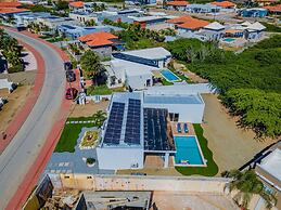 Brand NEW Modern 3ba3ba Villa With Pool and Patio