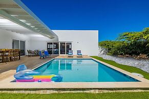Brand NEW Modern 3ba3ba Villa With Pool and Patio