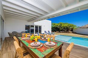 Brand NEW Modern 3ba3ba Villa With Pool and Patio