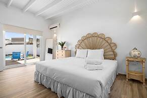 Brand NEW Modern 3ba3ba Villa With Pool and Patio