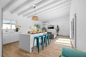 Brand NEW Modern 3ba3ba Villa With Pool and Patio