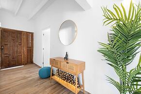 Brand NEW Modern 3ba3ba Villa With Pool and Patio