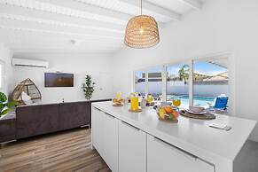 Brand NEW Modern 3ba3ba Villa With Pool and Patio