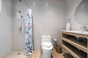 Brand NEW Modern 3ba3ba Villa With Pool and Patio