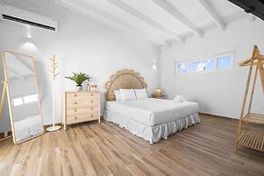 Brand NEW Modern 3ba3ba Villa With Pool and Patio