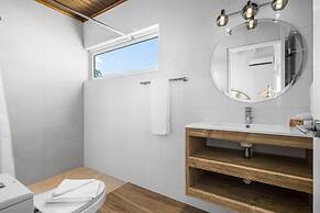 Brand NEW Modern 3ba3ba Villa With Pool and Patio