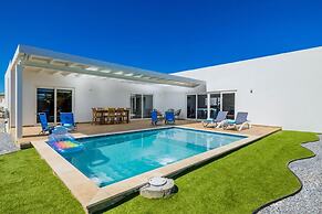 Brand NEW Modern 3ba3ba Villa With Pool and Patio