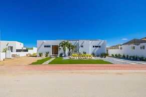 Brand NEW Modern 3ba3ba Villa With Pool and Patio