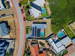 Brand NEW Modern 3ba3ba Villa With Pool and Patio