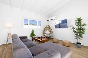 Brand NEW Modern 3ba3ba Villa With Pool and Patio