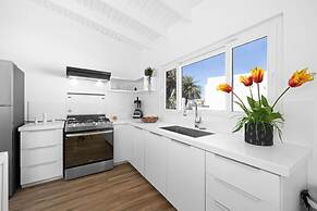 Brand NEW Modern 3ba3ba Villa With Pool and Patio