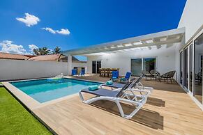 Brand NEW Modern 3ba3ba Villa With Pool and Patio