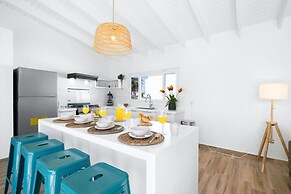 Brand NEW Modern 3ba3ba Villa With Pool and Patio