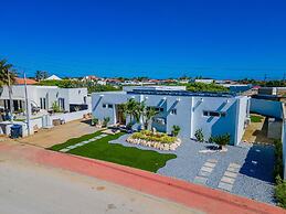 Brand NEW Modern 3ba3ba Villa With Pool and Patio