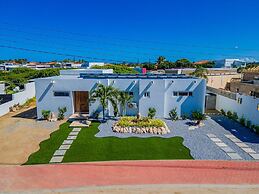 Brand NEW Modern 3ba3ba Villa With Pool and Patio