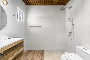 Brand NEW Modern 3ba3ba Villa With Pool and Patio