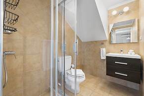 4BR Villa Gold Coast w Pool