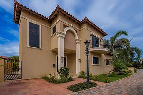 4BR Villa Gold Coast w Pool