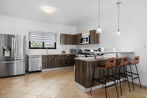 4BR Villa Gold Coast w Pool