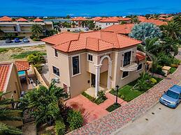 4BR Villa Gold Coast w Pool