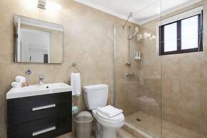 4BR Villa Gold Coast w Pool