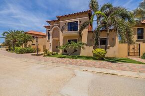 4BR Villa Gold Coast w Pool