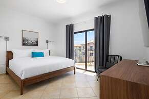 4BR Villa Gold Coast w Pool