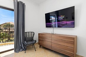 4BR Villa Gold Coast w Pool