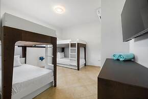 4BR Villa Gold Coast w Pool