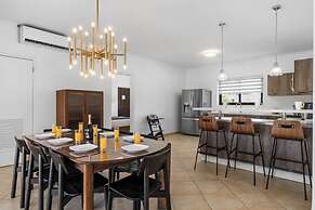 4BR Villa Gold Coast w Pool