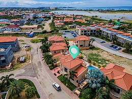 4BR Villa Gold Coast w Pool