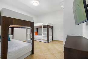 4BR Villa Gold Coast w Pool