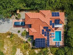 3BR Villa Central Location Private Pool Patio