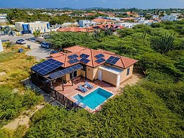 3BR Villa Central Location Private Pool Patio