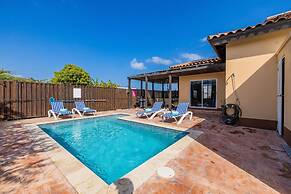 3BR Villa Central Location Private Pool Patio