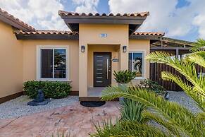 3BR Villa Central Location Private Pool Patio