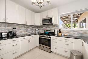 3BR Villa Central Location Private Pool Patio