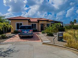 3BR Villa Central Location Private Pool Patio