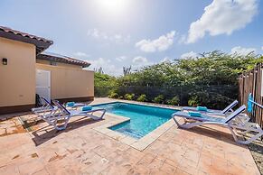 3BR Villa Central Location Private Pool Patio
