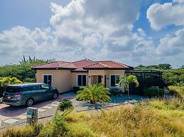 3BR Villa Central Location Private Pool Patio