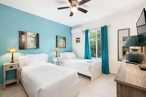 3BR Villa Central Location Private Pool Patio